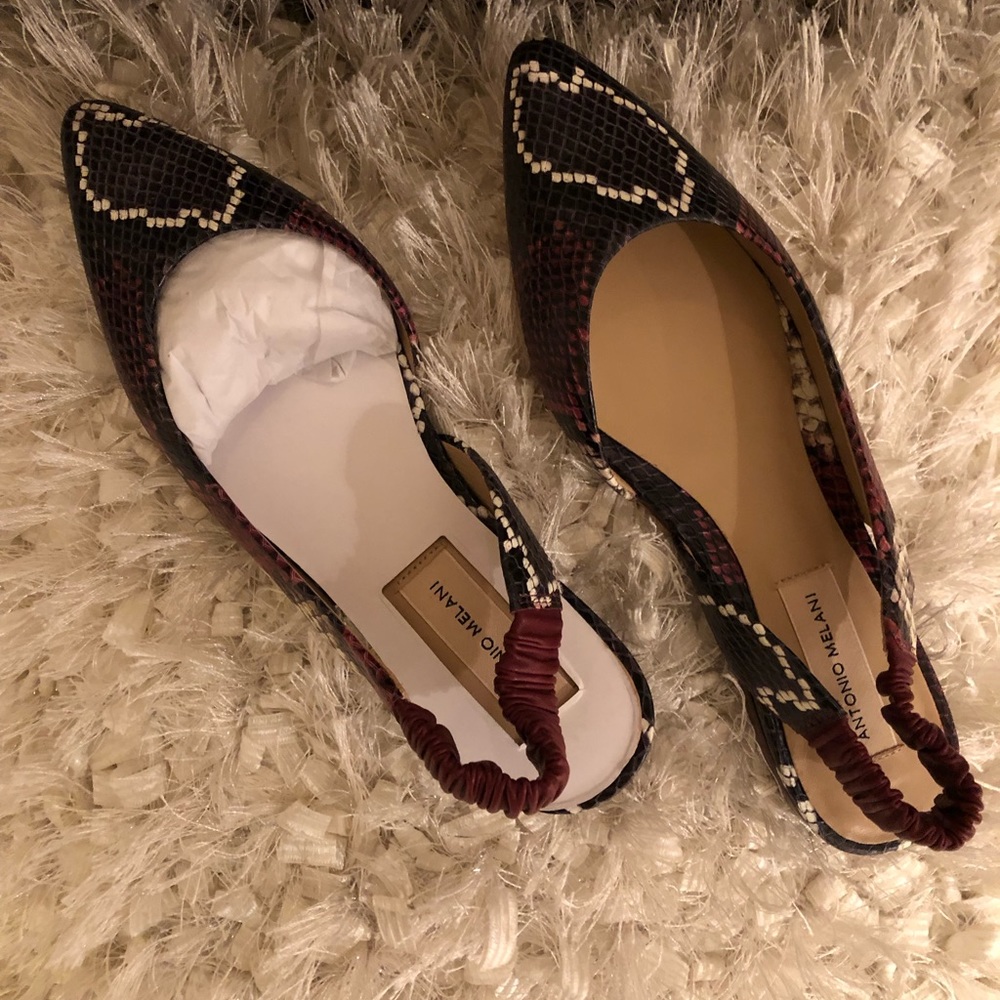 Unfortunately the shoes fits for someone that has small & thin feet lol